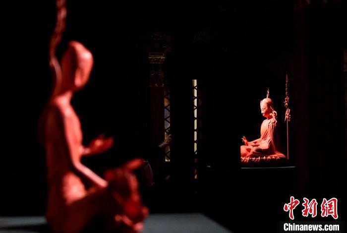 圖為展覽中圍繞西藏歷史與傳統創作的雕塑作品?！±盍?攝