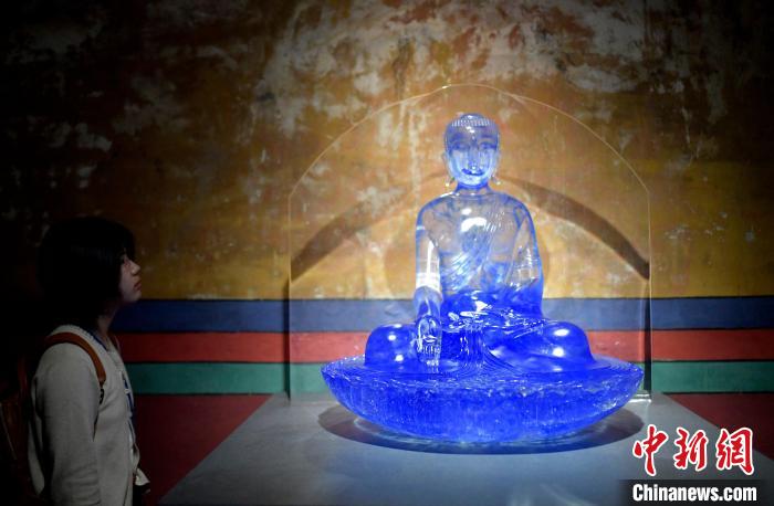 圖為觀眾正在欣賞展覽中的雕塑作品?！±盍?攝