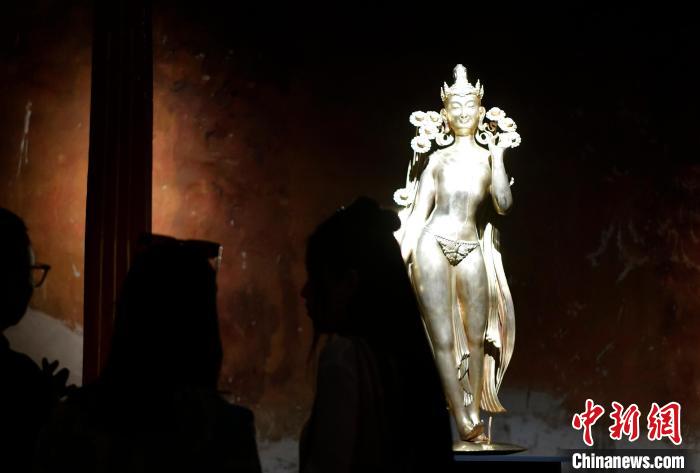 圖為觀眾正在欣賞展覽中的雕塑作品《八萬四千年》?！±盍?攝