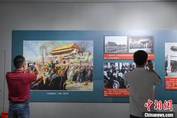 圖為市民參觀《曙光·偉業——五四運動與中國共產黨的成立》“七一”特展。　貢嘎來松 攝
