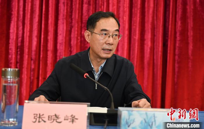 圖為西藏自治區黨委宣傳部副部長、西藏廣播電視臺黨組書記張曉峰致辭。　趙朗 攝