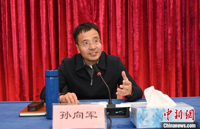 圖為西藏自治區黨委宣傳部副部長、自治區社科院黨組書記孫向軍主持活動。　趙朗 攝