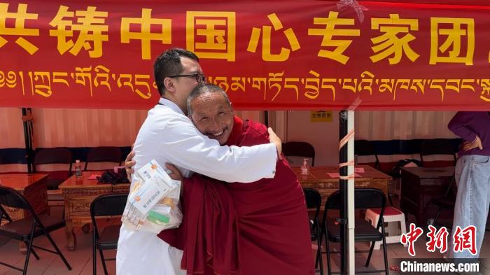 西藏自治區(qū)昌都市左貢縣田妥鎮(zhèn)義診點，一位僧人對北京京煤集團總醫(yī)院呼吸科主任醫(yī)師陳亮表示感謝。　曹旭帆 攝