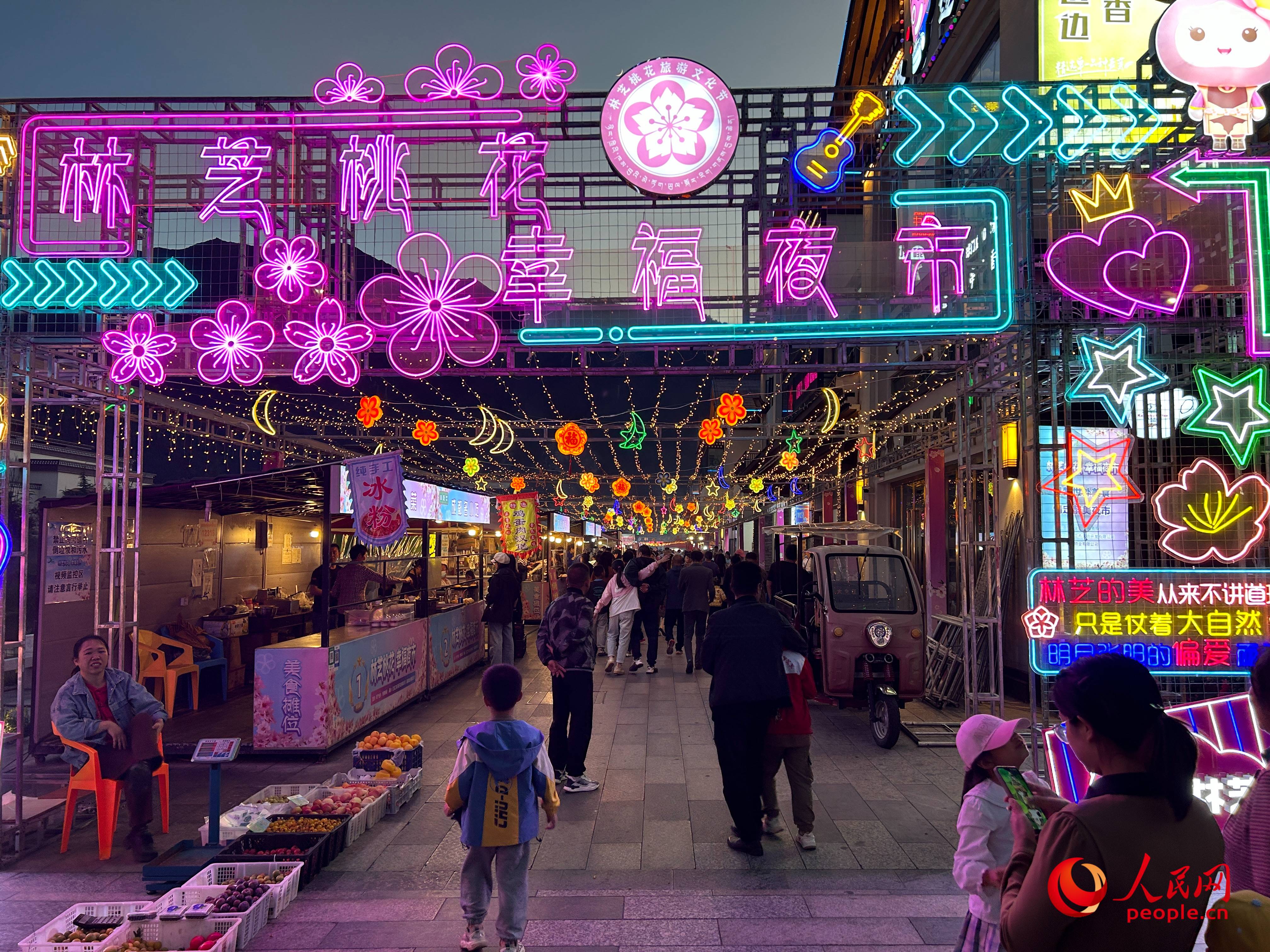 工布公園里的夜市，人來人往。人民網 周靜圓攝