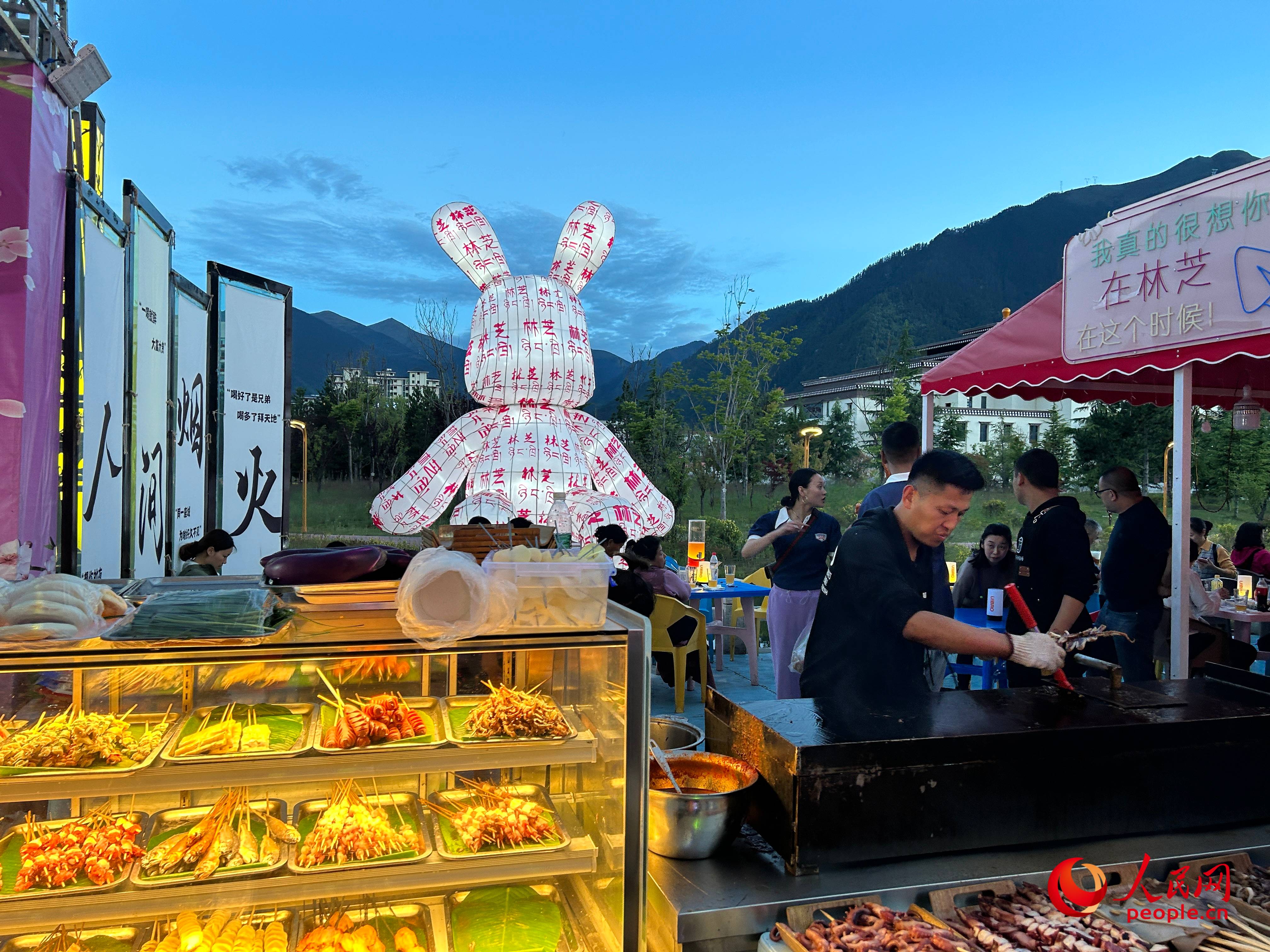 工布公園里的夜市，滿滿“煙火氣”。人民網 周靜圓攝