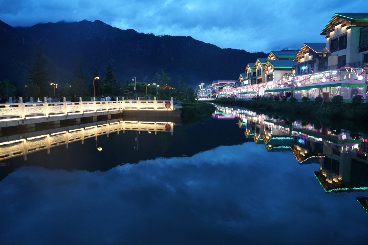 工布公園的夜景。人民網記者 益西康珠攝