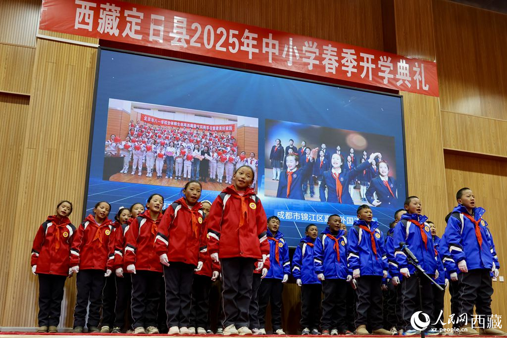定日縣中小學生代表與北京市八一學校、成都市錦江區嘉祥外國語學校的師生一同唱響《把未來點亮》，迎來開學第一課。人民日報記者 鮮敢攝