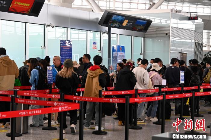 圖為“五一”期間，拉薩貢嘎機場旅客密集出行?！≡黝D珠 攝