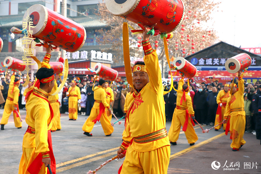 2025年1月29日，蘭州太平鼓、舞獅、軍儺、秦腔等精彩的蘭州市經典非物質文化遺產代表性項目在金城關黃河文化旅游街區廣場集中亮相。人民網記者 焦隆攝
