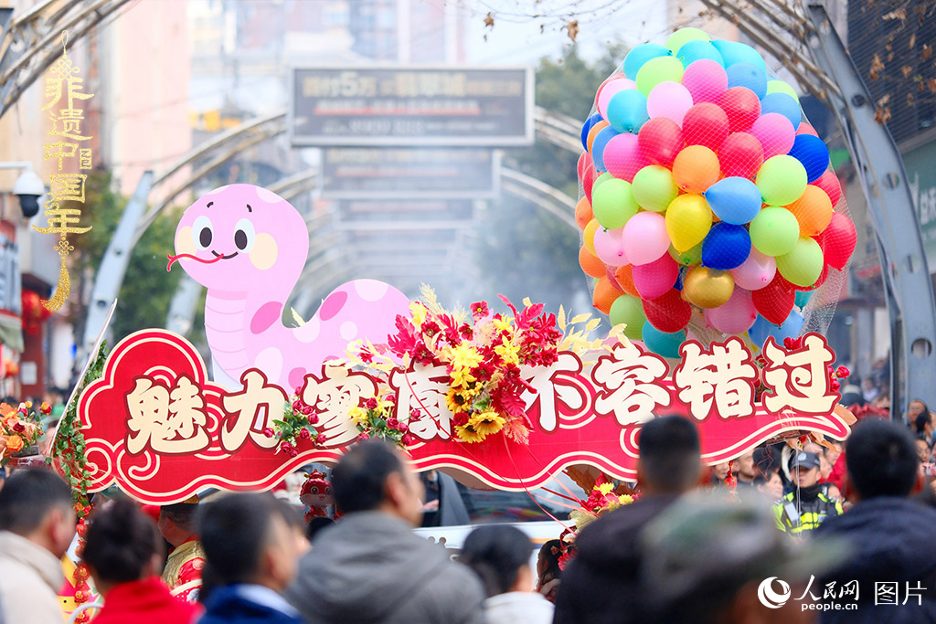 2025年1月29日，大年初一，云南省曲靖市麒麟區舉行“千人舞麒麟”活動，耍龍舞獅過大年，現場人山人海，熱鬧非凡。人民網 莊志斌攝