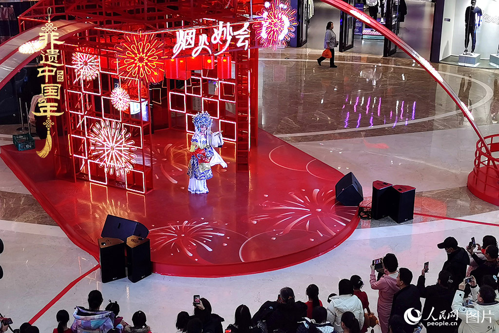 2025年1月29日，大年初一，吉林省京劇團亮相長春“煙火妙會”，演員們用的精湛技藝，為市民呈上一場韻味悠長的視聽盛宴，一招一式盡顯京劇魅力。現場還進行了京劇知識科普，讓傳統文化在互動中 “活” 起來，為新春佳節增添了一抹濃厚的文化底色 。人民網記者 王帝元攝